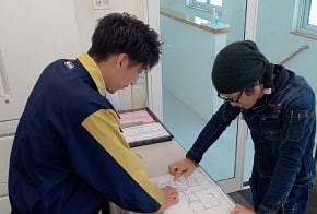 施工スタッフと打ち合わせ