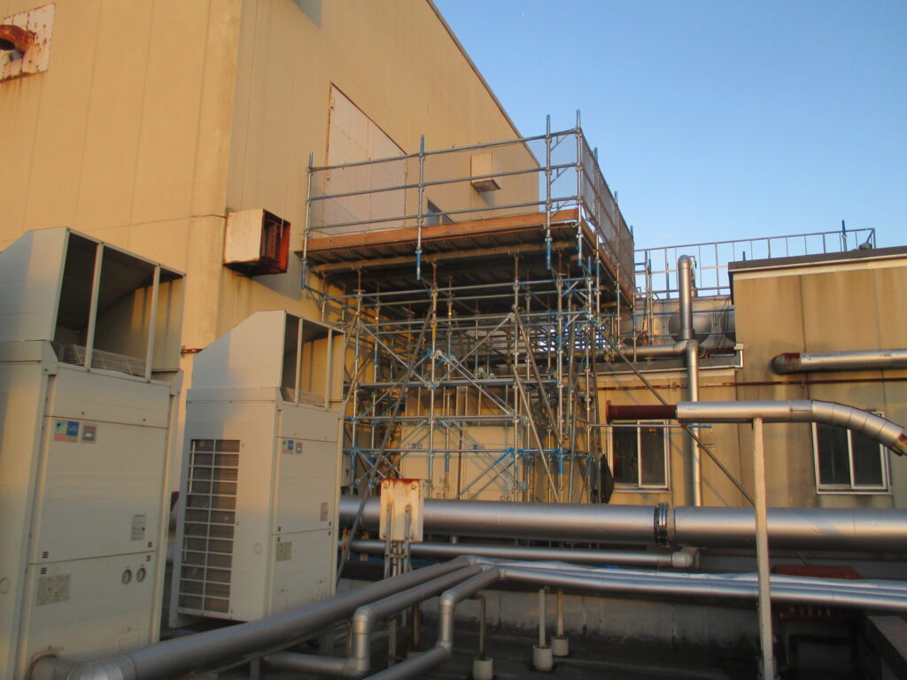 工場内 重量物荷受構台足場